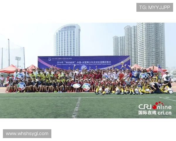 中国足球队在友谊赛中以七比二战胜老挝队展现强大实力