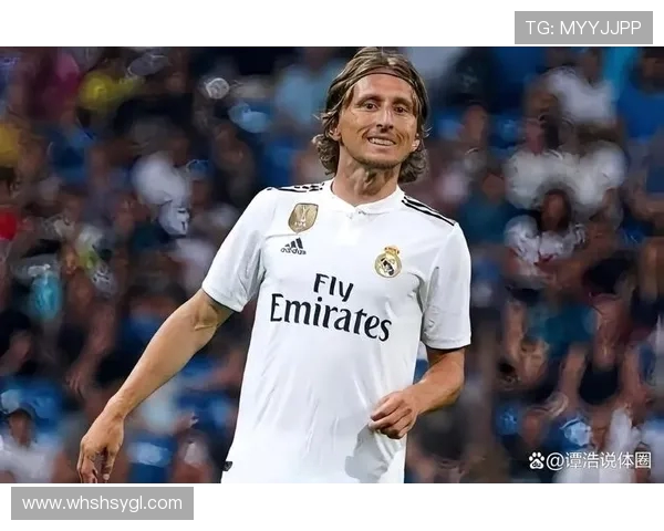 莫德里奇:足球场上的魔术师与传奇中场的辉煌历程与成就分析 莫德里奇:足球场上的魔术师与传奇中场的辉煌历程与成就分析